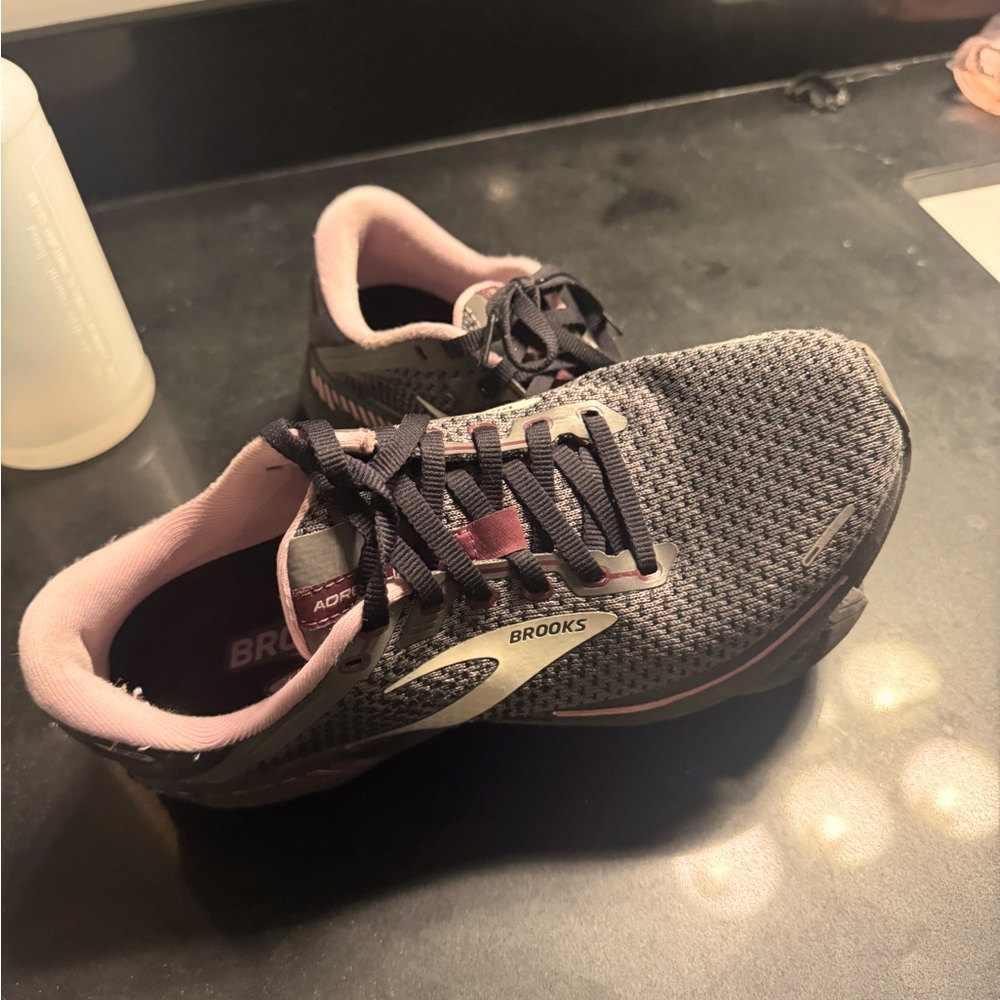 Brooks Adrenaline GTS 22 running shoes